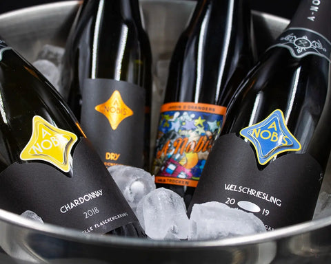 4 Flaschen A-Nobis Sekt in einer Champagnerbowl.