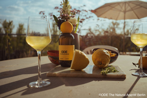 Der ODE Lemon Spritz: ODE The Natural Aperitif Bright Lemon + "Weiße Perlen" Secco ODE Berlin